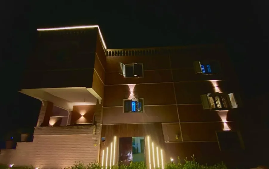 واجهة مبنى مستشفى فري لايف ليلاً بإضاءة المدخل